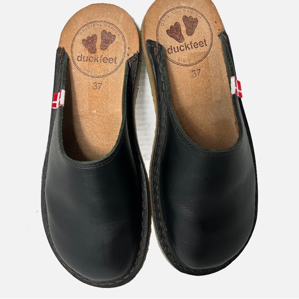 Duckfeet Black Leather Flats
